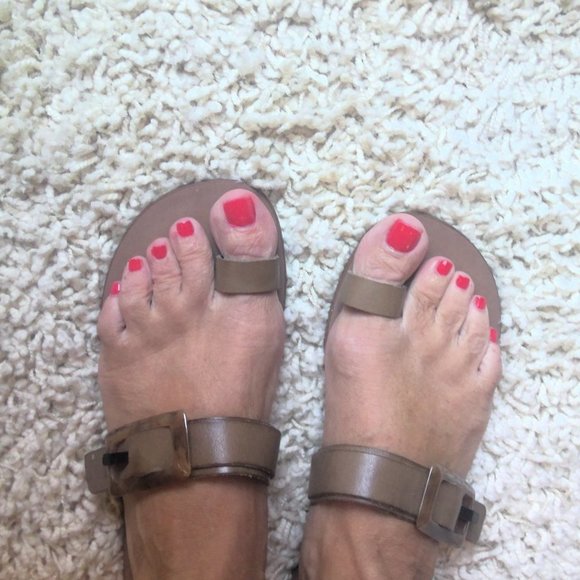 𝅺Toe wrap brown leather sandals with tortoise buckle - Picture 1 of 5